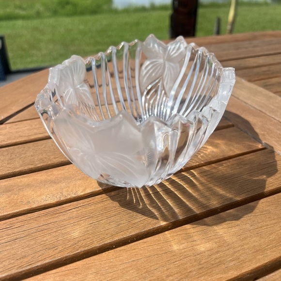 Mikasa Crystal Glass Bowl Frosted Flower Leaf Ribbed Sawtooth Edge Oval 7x5 - Picture 4 of 9